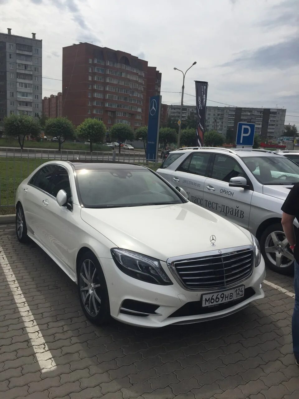 Мерседес красноярск. Мерседес красноярск фото. Mercedes benz красноярск. Автосалон мерседес в красноярске. Стоянка новых мерседес автосалоне.