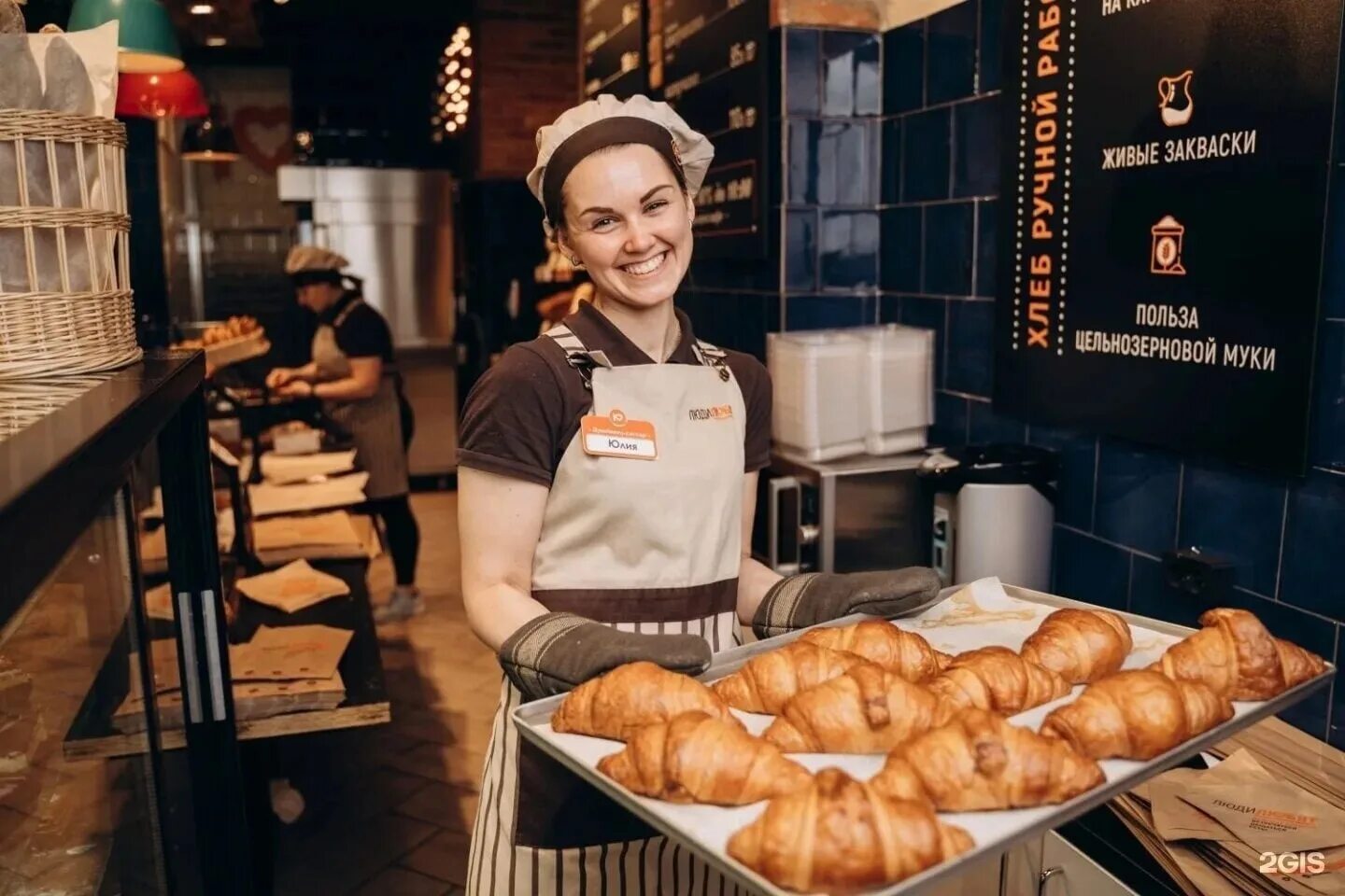 Работница пекарни. Зарплата пекаря. Печка пекарня кондитерская. Требуется на работу пекарь. Пекарь хлебница.