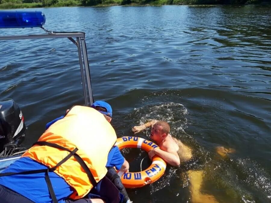 Приходить утонуть. Спасение на воде. Спасатели на воде. Тонущий человек и спасатель. Спасатели на воде летом.