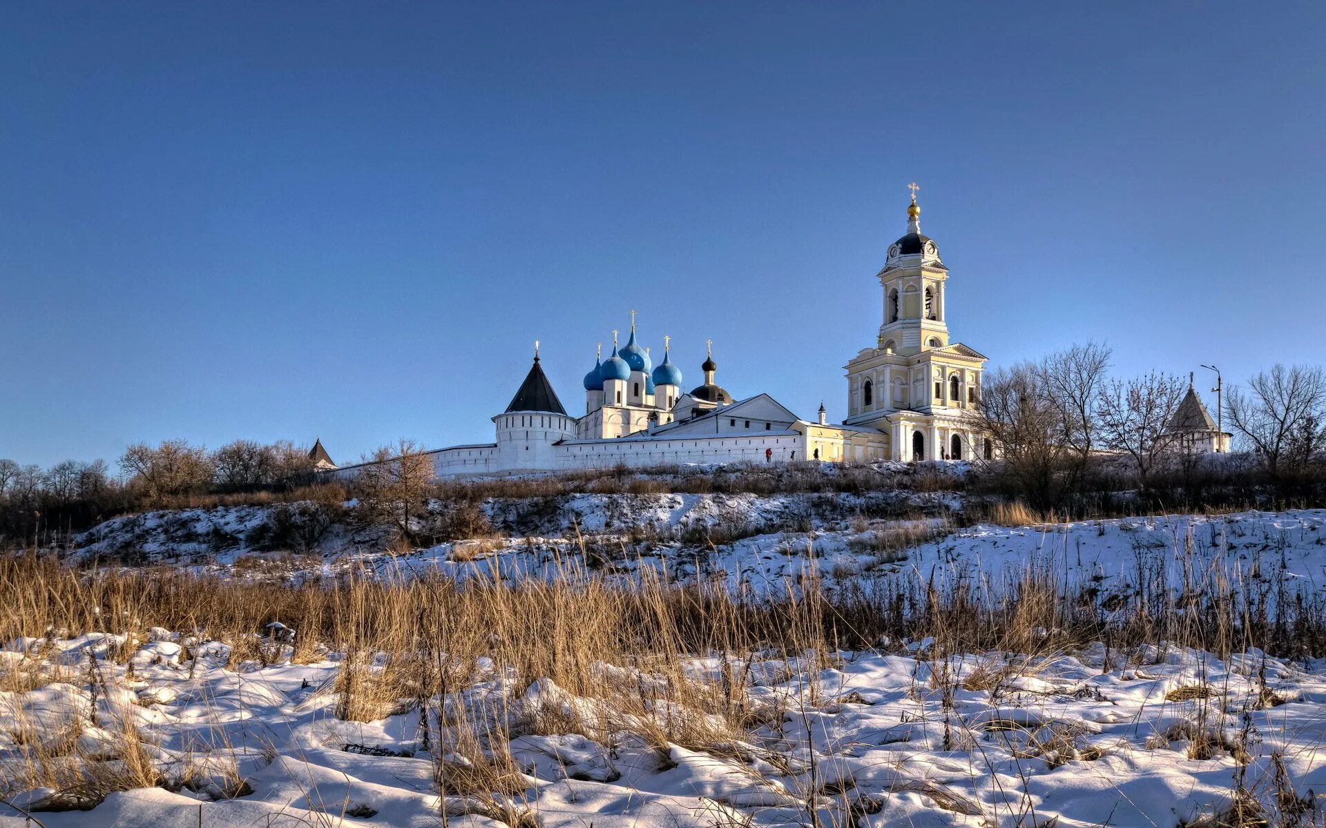 Лавра православные монастыри. Серпухов монастырь Высоцкий мужской монастырь. Высоцкий монастырь Никольский храм. Псковская глубинка монастыри. Серпухов храм монастырь закат.