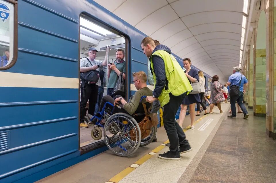 Доступное метро. Инвалиды в метро. Места для инвалидов в метро. Доступность метро в Петербурге для инвалидов. Пассажиры с ограниченными возможностями.