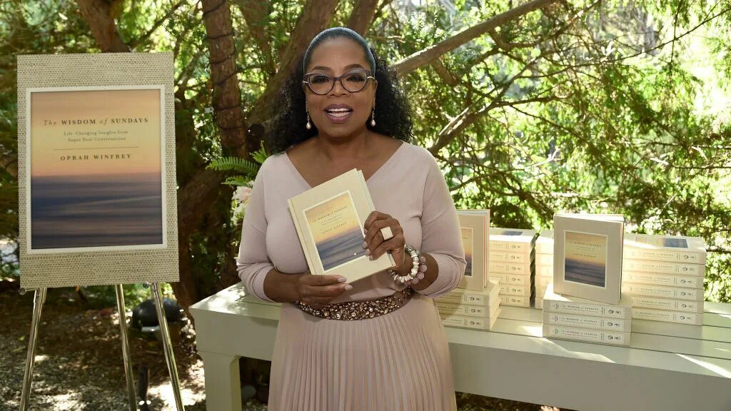 Опра уинфри с книжкой. Oprah winfrey books. The twelve tribes of hattie. Oprah winfrey book club. Опра уинфри книги.
