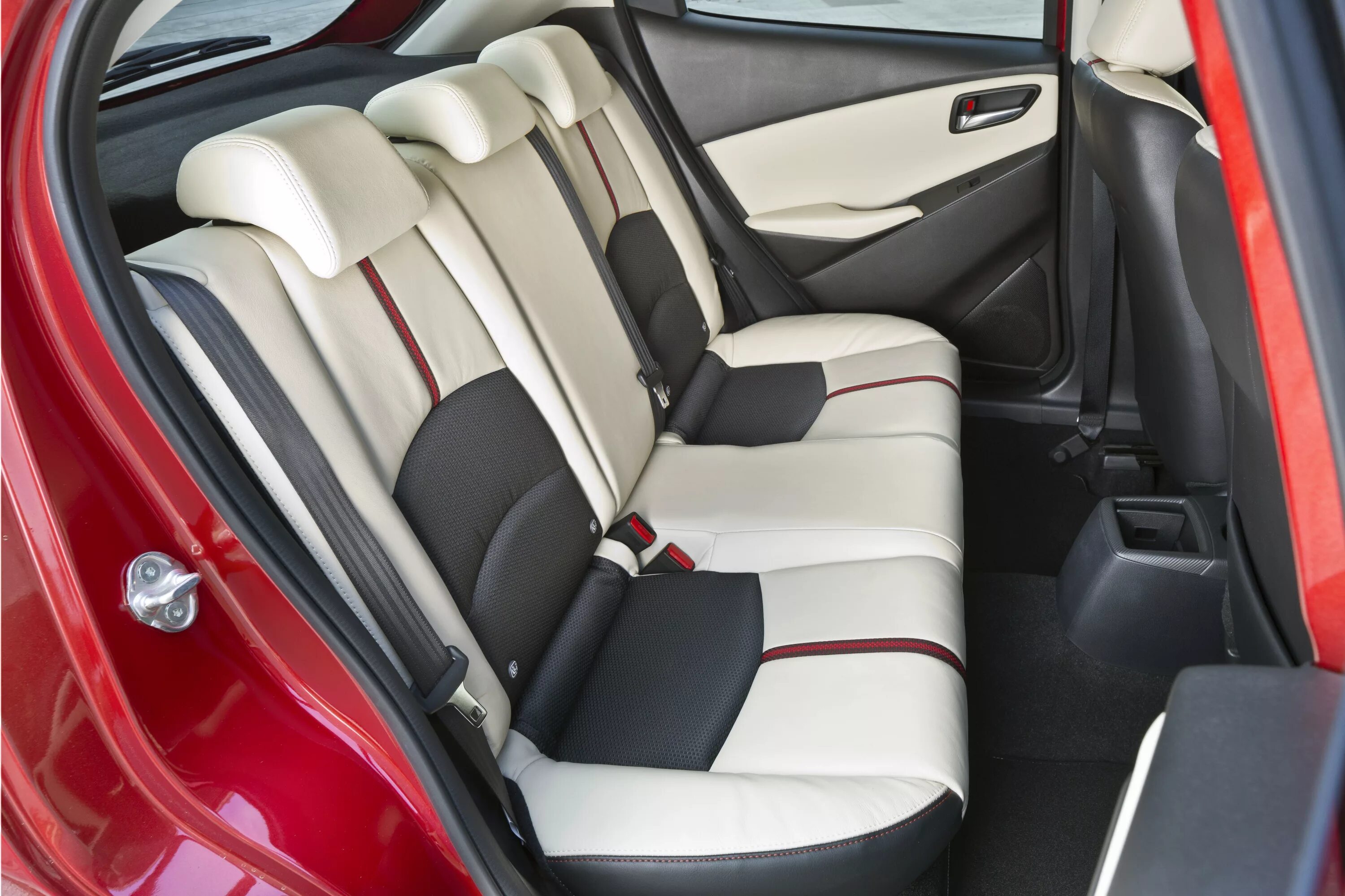 Задние сиденья мазда 6. Mazda 6 2014 задний ряд. Мазда 6 2013 задний ряд. Мазда 6 салон задний ряд.