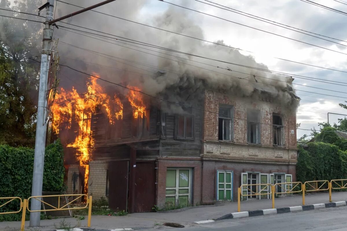 Пожар в Саратове сейчас в Волжском районе. Пожар в Саратове сейчас Волжский район. Гостиница Россия Саратов пожар. Горящий деревянный дом. Площадью сгорела