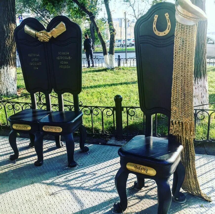 Где стул 12 стульев. 12 стульев тюмень арт объект. памятник «12 стульев желаний». памятник 12 стульев желаний тюмень. памятник 12 стульев в тюмени.