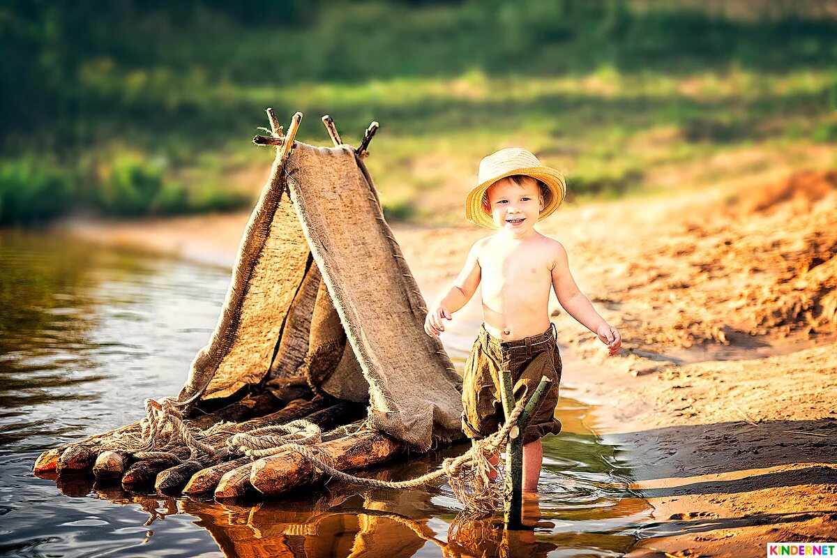 Включи маленький плот. Дети на плоту. Мальчик на плоту. Фотопроект у реки. Детская фотосессия путешественник.