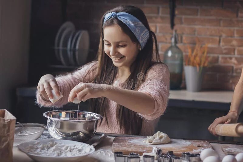 Девочка стряпает пирожки. Девушка готовит пирог. Девушка готовит пирожки. Фотосет девочка готовит пирожки.