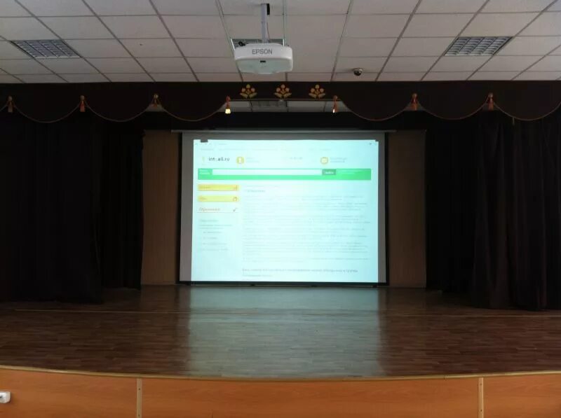 офис с экраном проектора. конференц зал с проектором. комнате с проектором переговорная. проектор для школ для зала. экран для проектора в классе.