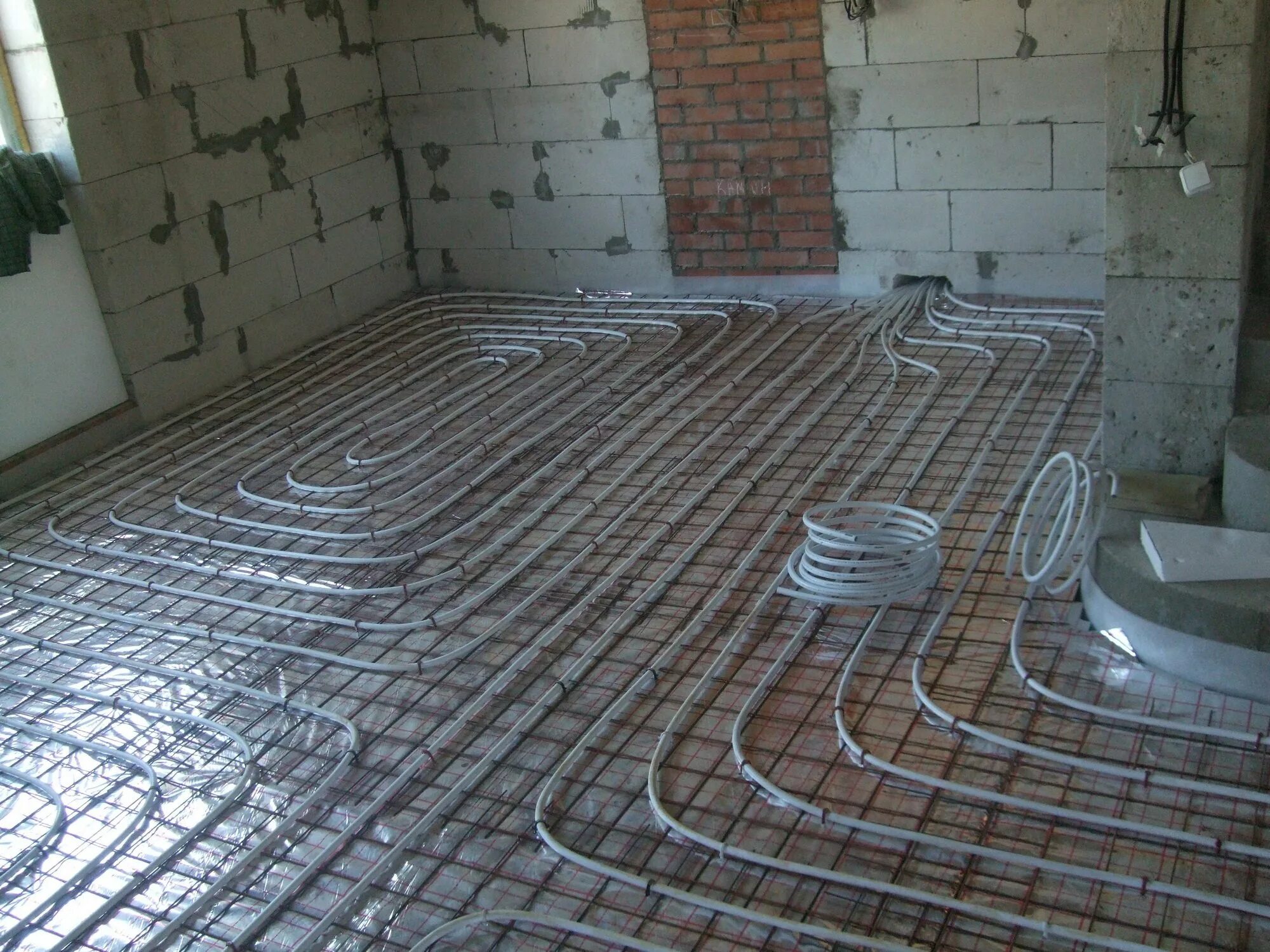 1. Сантехнический теплый пол. Комбинированная система отопления valtec. Пол сантехника. Тёплый пол водяной монтаж.