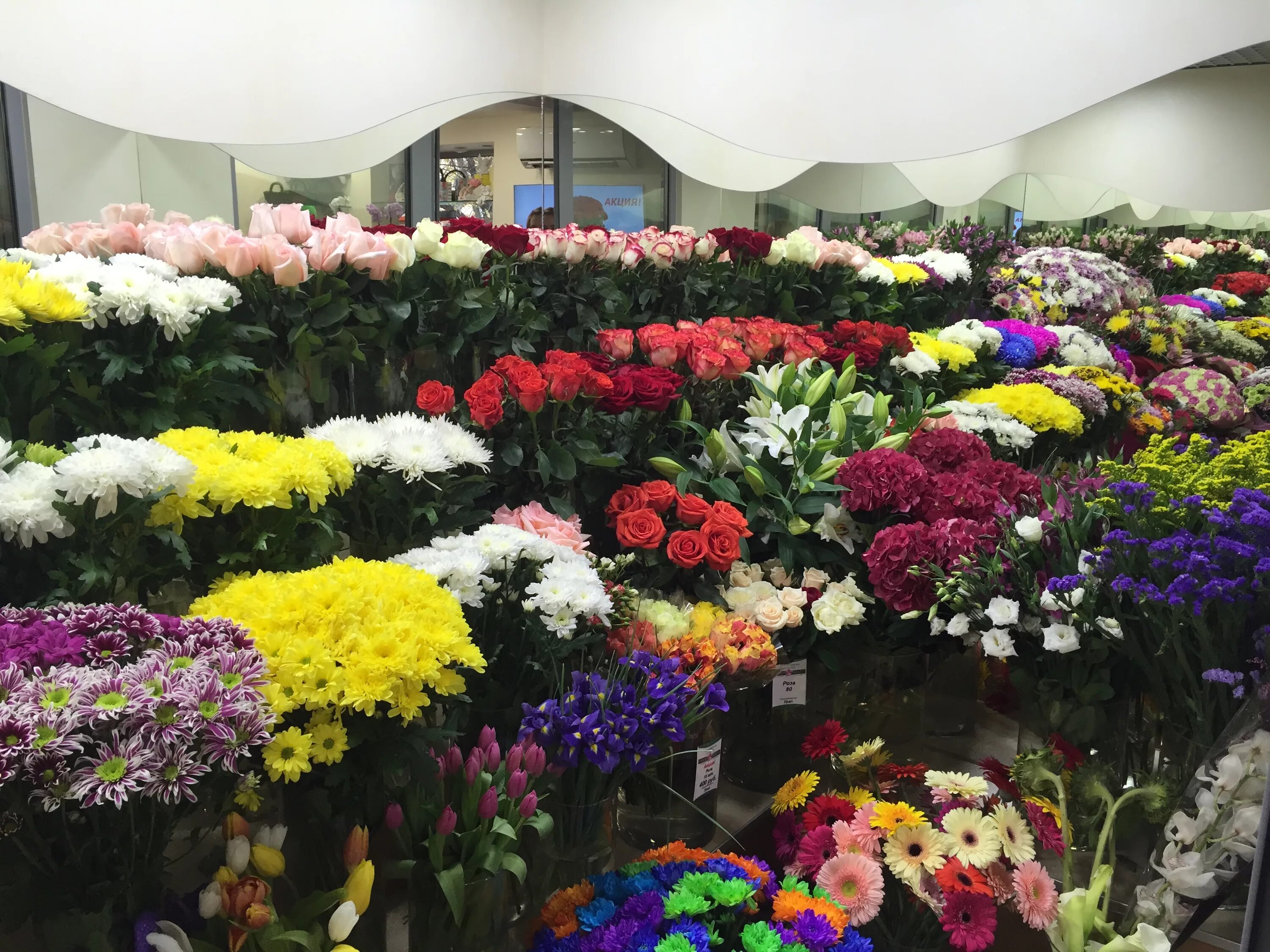 Купить недорогие искусственные цветы оптом. Цветочная база искусственных цветов. Центральный рынок цветочный. Оптовая база искусственных цветов. Искусственные цветы на рынке.
