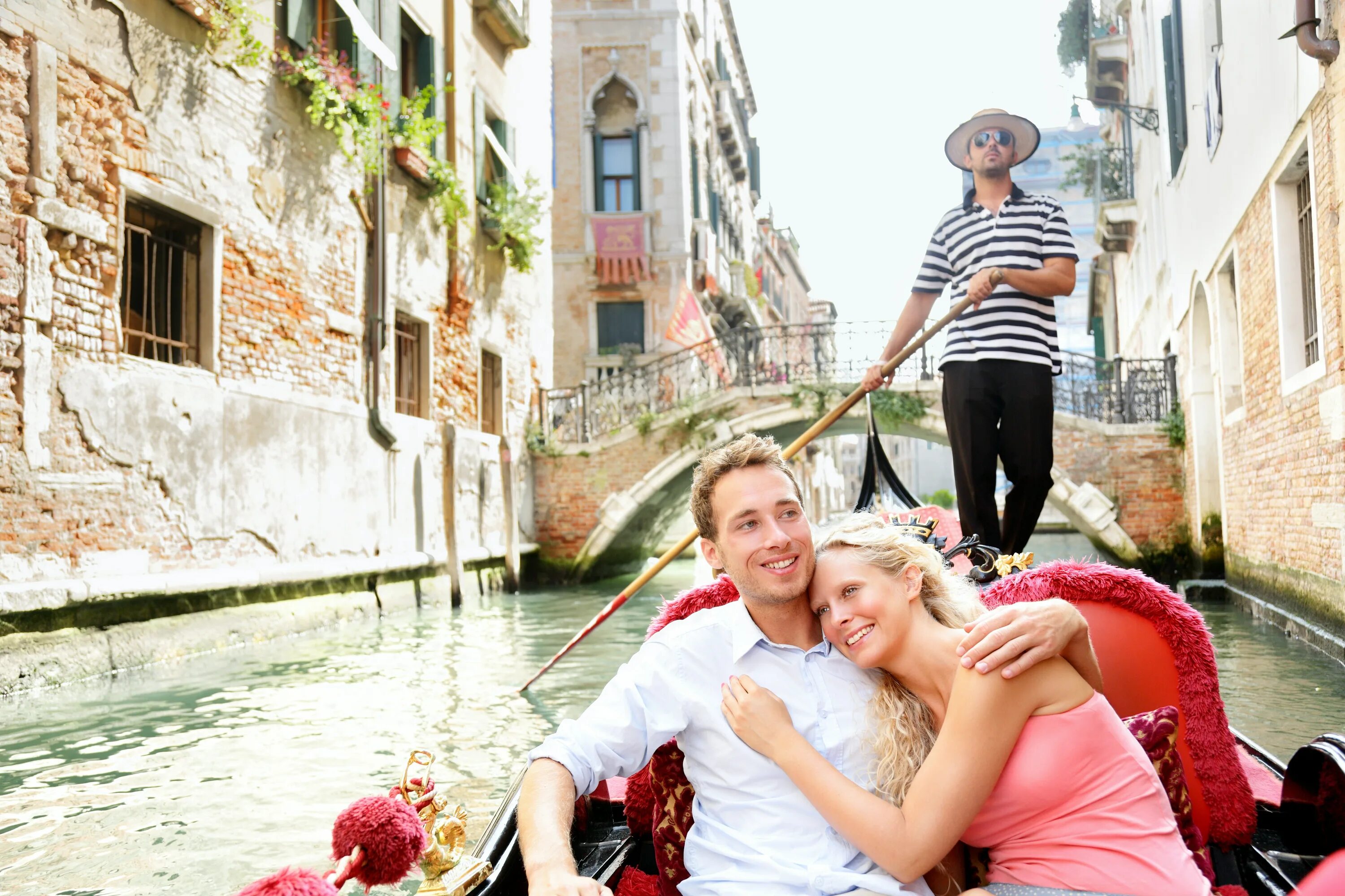 Интересно провести время с любимым. Романтическое путешествие. Влюбленные в Венеции. Путешествие вдвоем. Пара в Венеции.