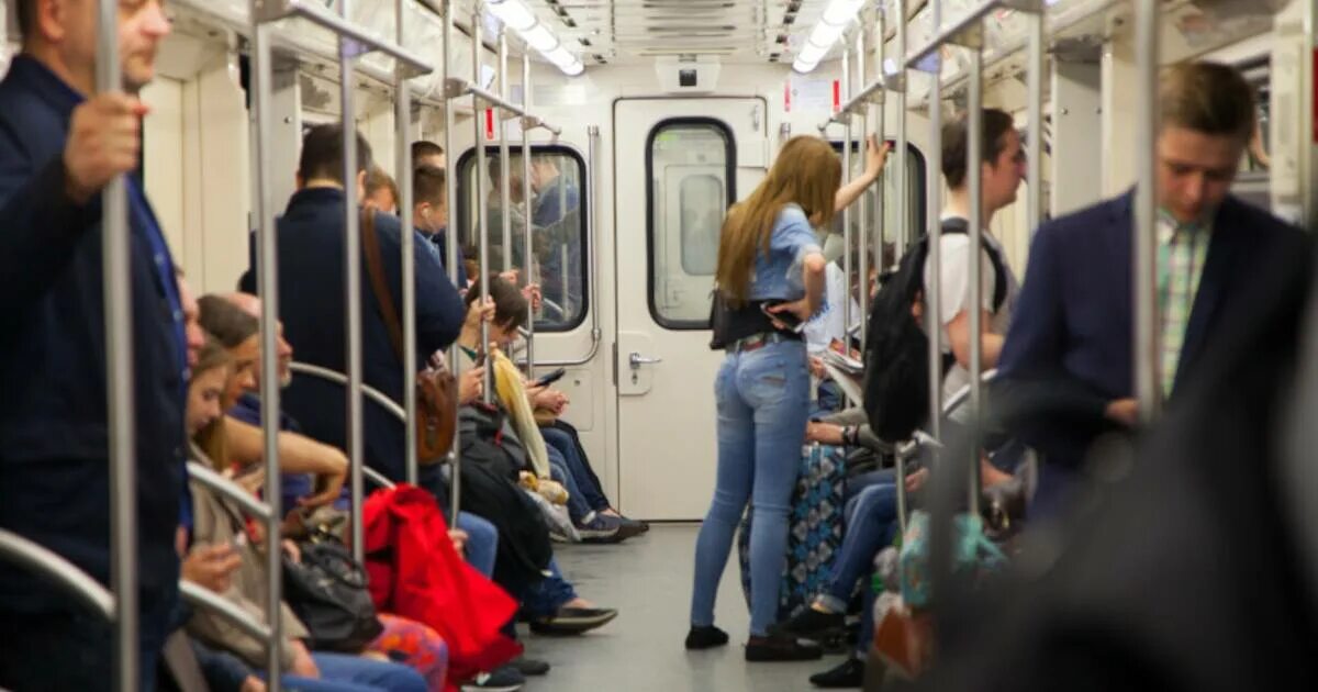 Какой вагон в метро безопаснее. Люди в вагоне метро. вагон метро. пассажиры московского метро. люди на станции метро.
