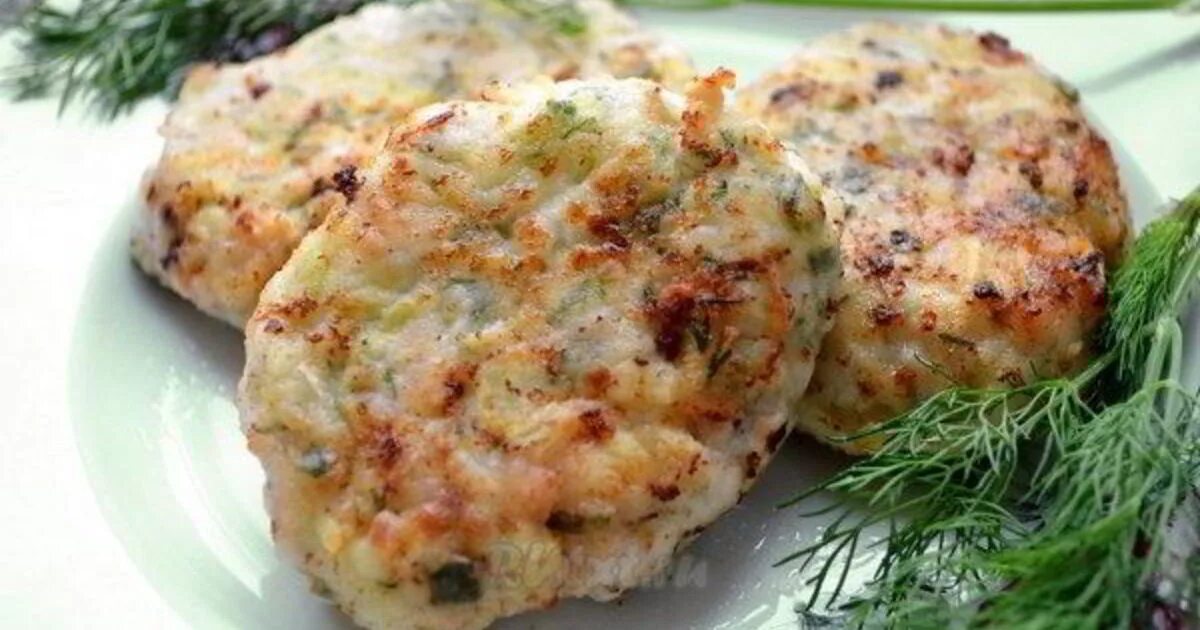Можно в котлеты добавить кабачок. Куриные котлеты с цуккини. котлеты куриного фарша из300гр. куриные котлеты с кабачком. куриные котлетки с кабачком.