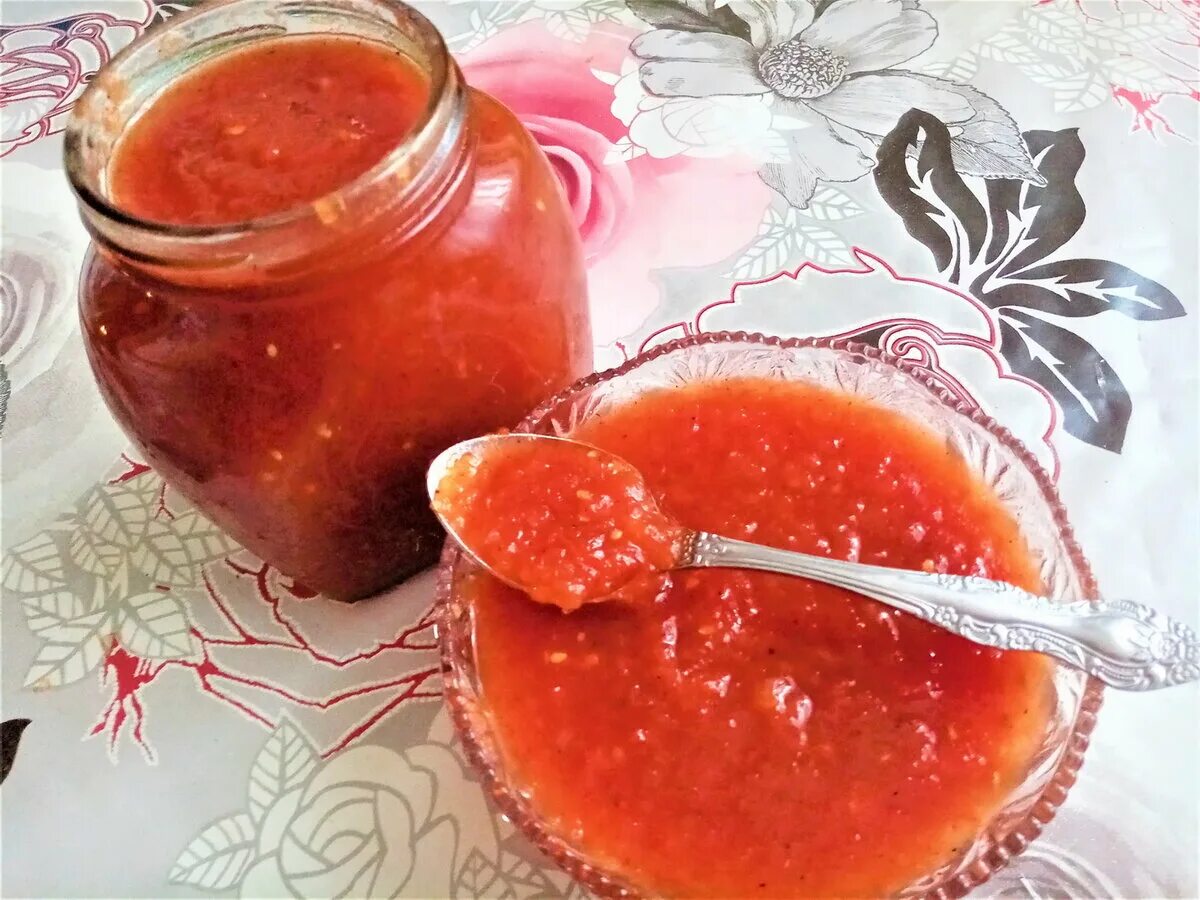 Очень вкусный кетчуп на зиму. Кетчуп из помидоров и яблок. томат поздние яблоки. рецепт кетчуп из яблок лука и помидор. кетчуп с помидорами.