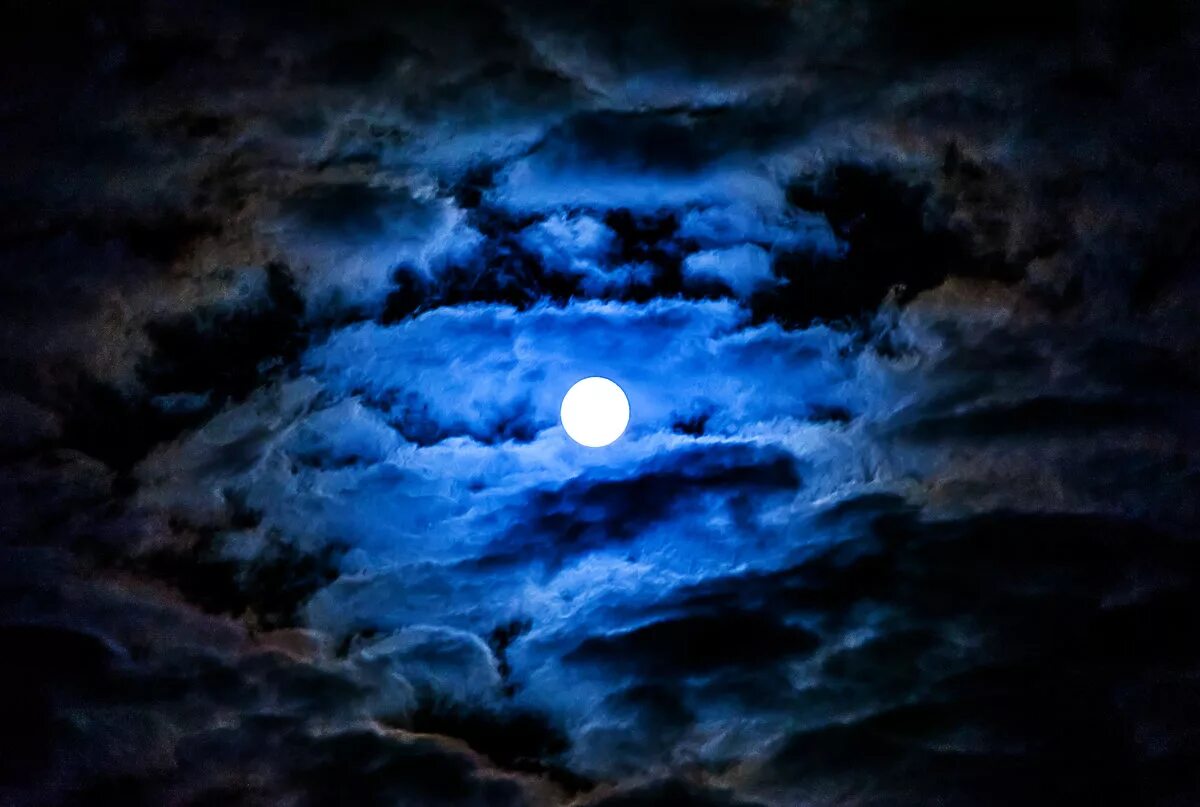 Небо ночью. Лунное небо. Луна на небе. Ночные облака. Полнолуние небо