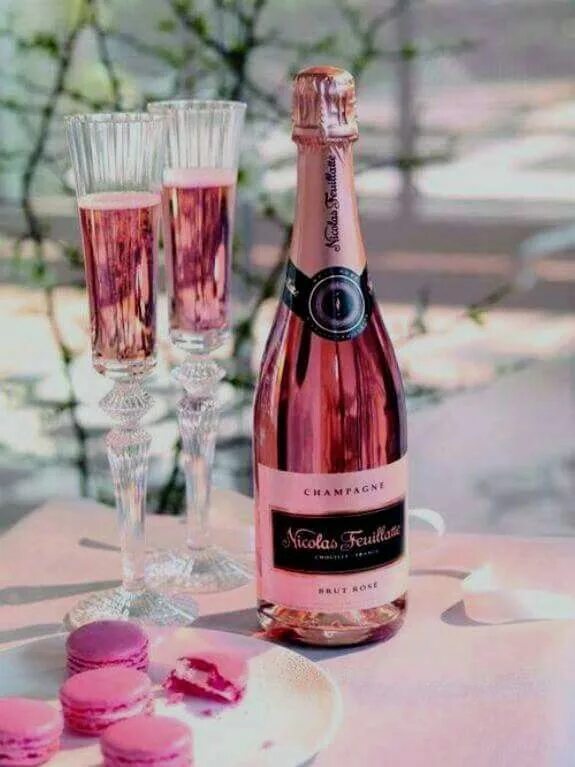 Freixenet шампанское prosecco. Розовое шампанское в бокале. Цвет розовое шампанское. Розовый шампань. Шампанское rose.