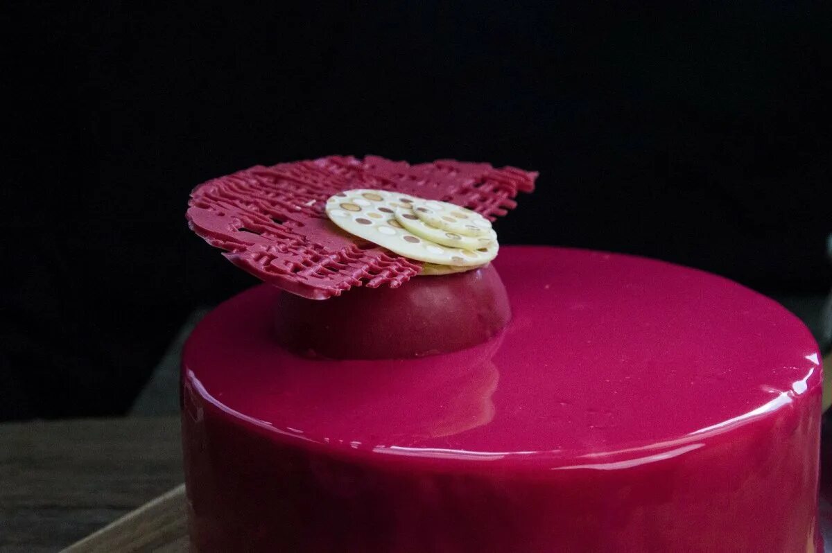 Конфи манго маракуйя. Антреме это муссовый торт. Торт антреме оформление. Муссовый торт клубника базилик. Антреме пирожные.