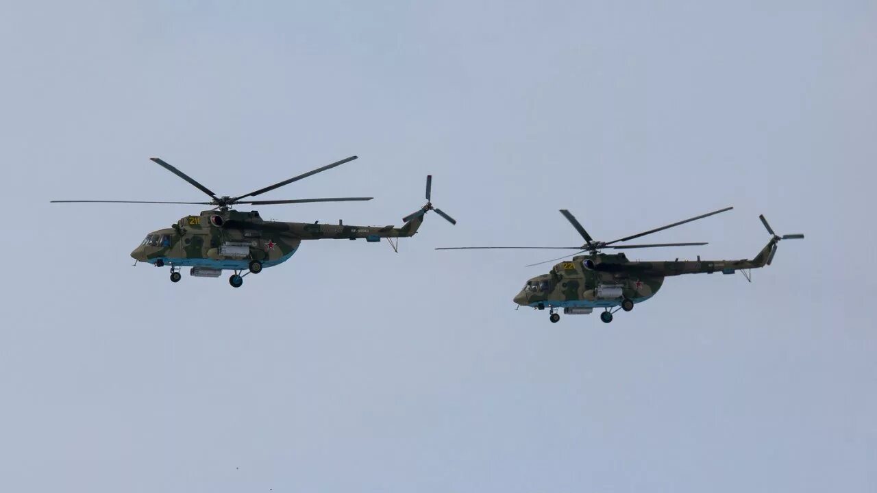 Почему сейчас летают вертолеты. Вертолёт ми-8 полиции Омск. Военный вертолет над Омском. Военный над вертолётом. Военные вертолеты над СПБ.