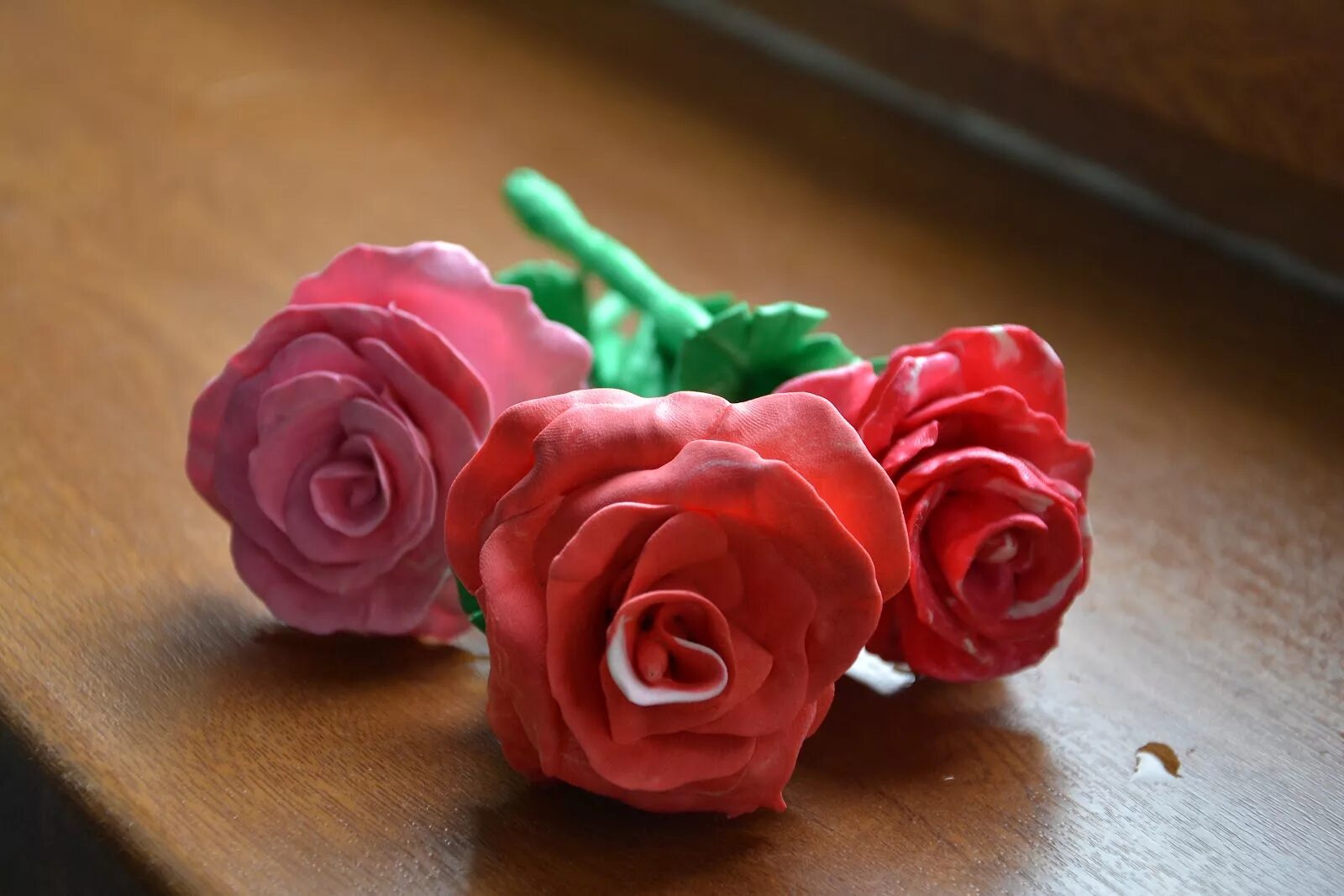 поделки из пластилина. поделка из плейдо цветы. видео лепка фото. пластилин поделки. лепка цветов из пластилина.