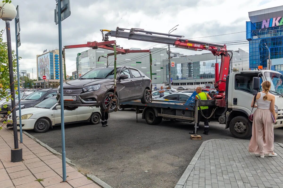 Автомобиль эвакуация автодруг. Эвакуация авто. Эвакуирования автомобиля. Машина на эвакуаторе. ГАИ эвакуировали машину.