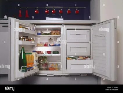 Маленький встроенный холодильник фото