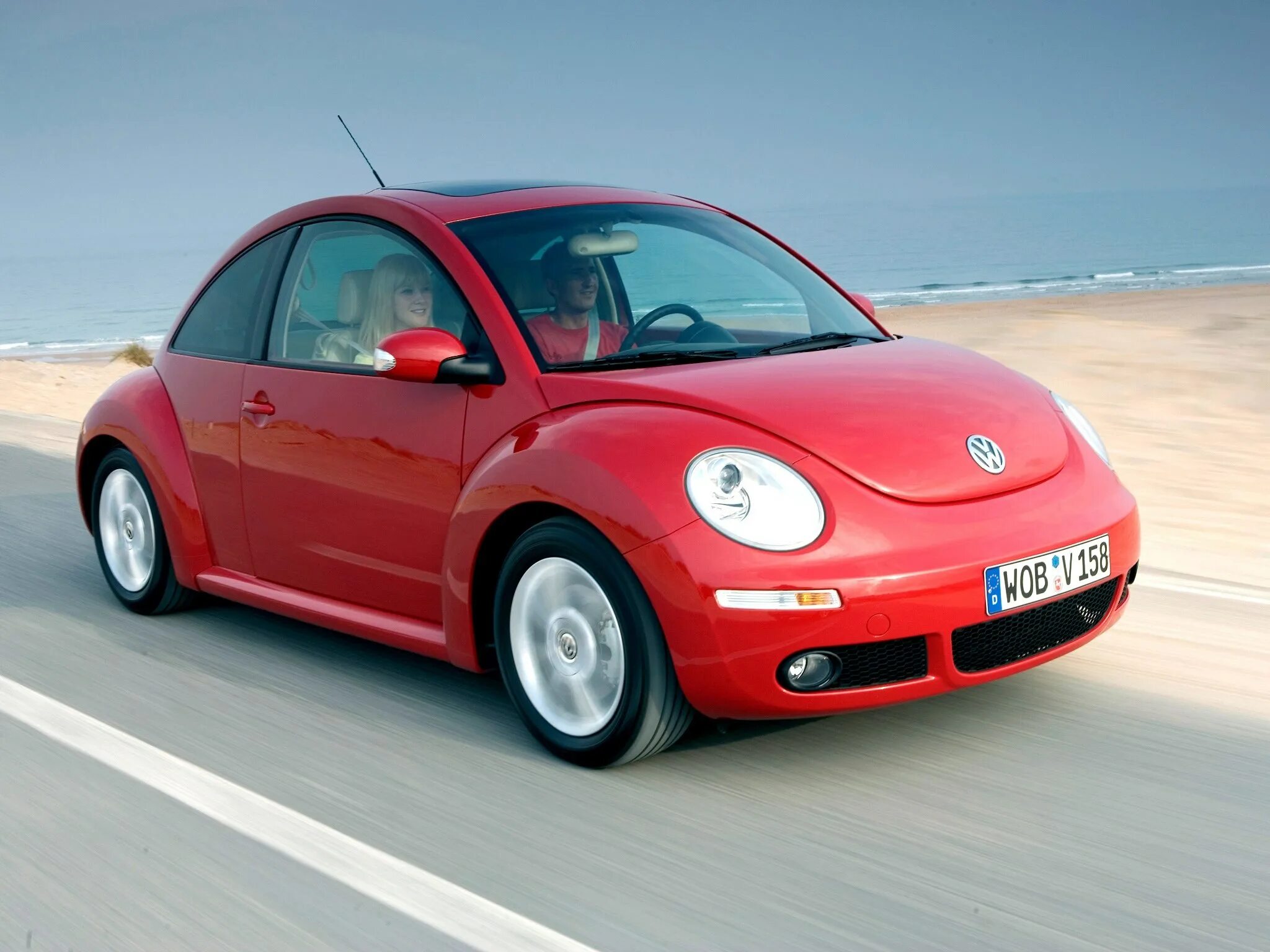 Машина небольшого размера. Фольксваген Битл 2006. Volkswagen New Beetle 2005. 2006 Volkswagen New Beetle. Фольксваген New Beetle 2000 год.