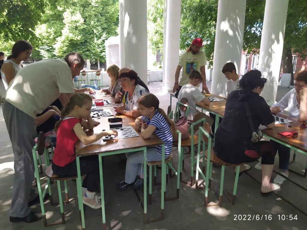 Типичный ростовчанин. Фото забег ростов на дону. Ростовчане или раставчане. Первомайский забег в ростове. Ростов на дону открытка.