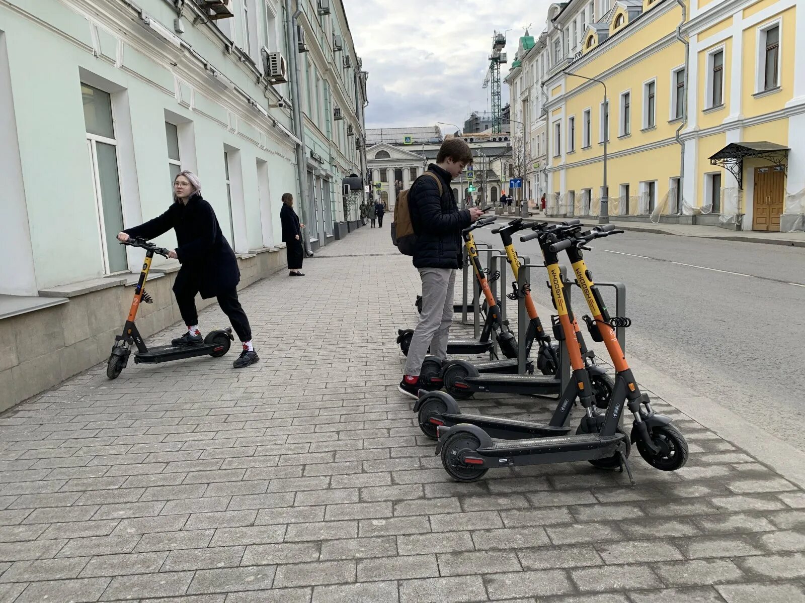 Московские самокаты приложение. Прокатный самокат. Самокат в парке. Электросамокаты в Подмосковье. Каршеринг самокатов в Москве.