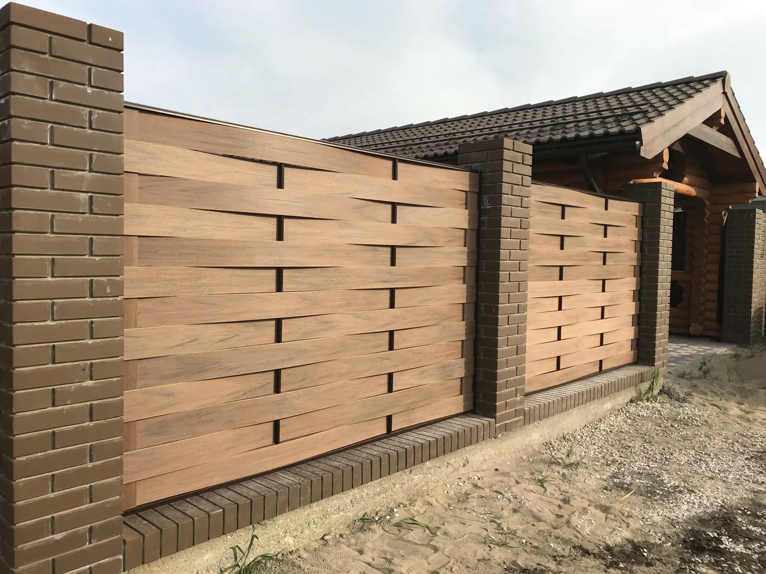 Забор ранчо из дпк. Заборная доска пермь. Забор австрийская плетенка австрийская. Заборная доска дпк. Заборная доска unodeck forte.