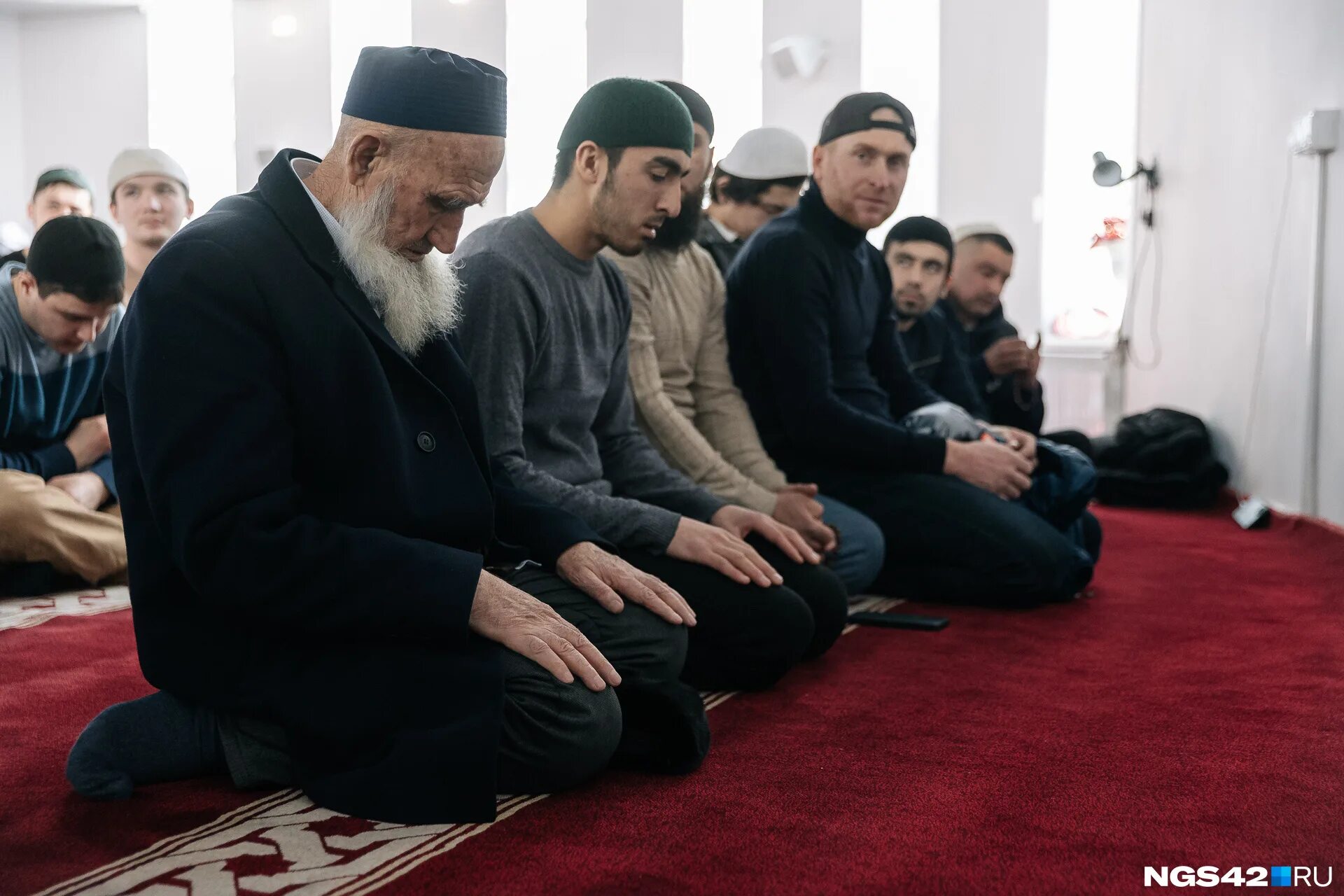 Новости ураза. Фото мусульман. Мусульманин молится. Ураза-байрам 2023.