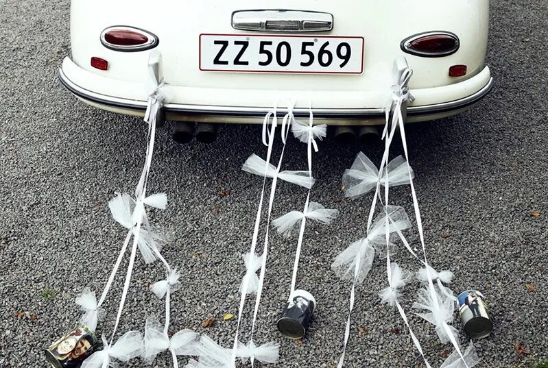 Свадебный автомобиль с банками. Банки на машину just married. Банки на свадебную машину. Картина свадебной машины. Банки привязанные к машине.