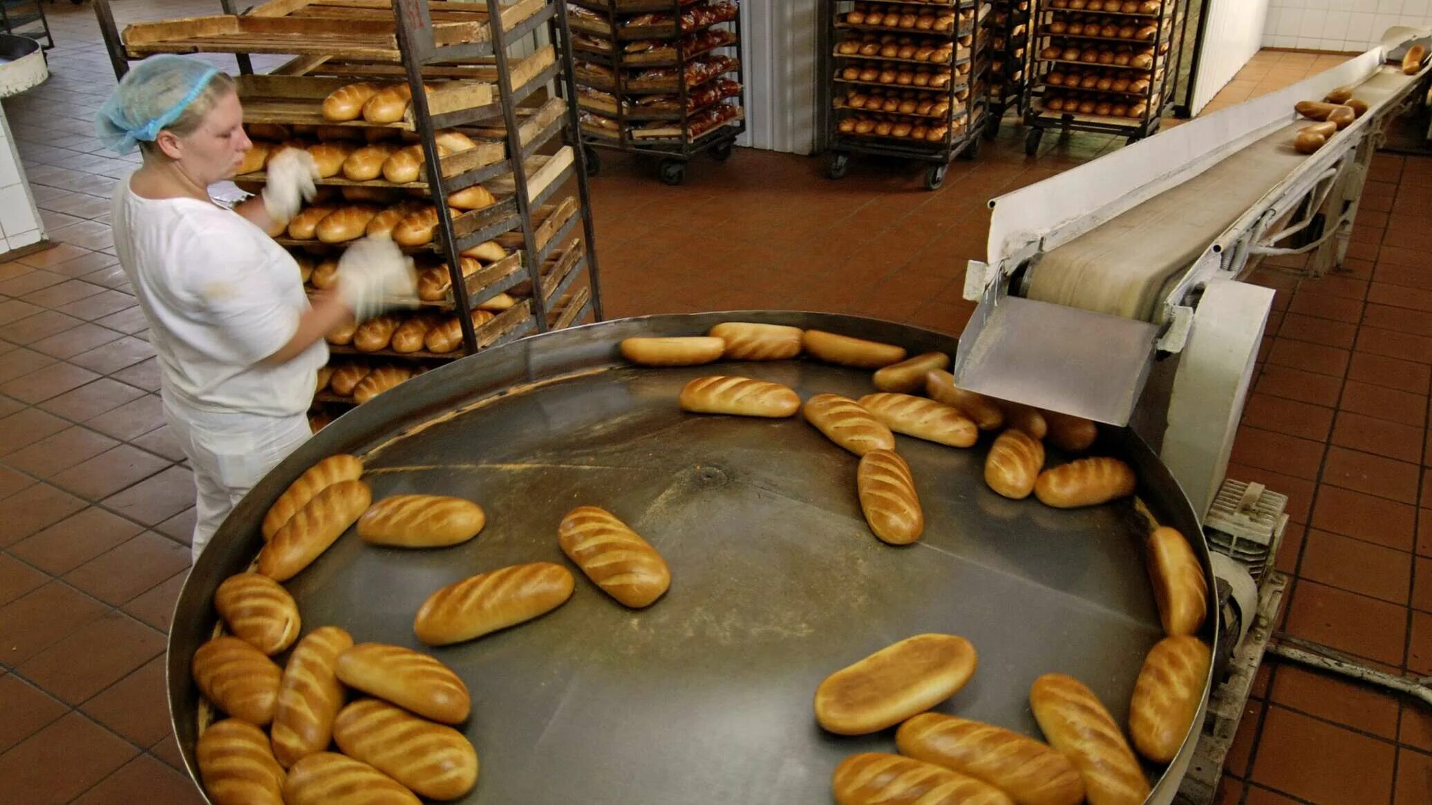 Выпечка хлеба на хлебозаводе. Хлебная промышленность. Хлебопекарная промышленность. Украшение хлебобулочных изделий.
