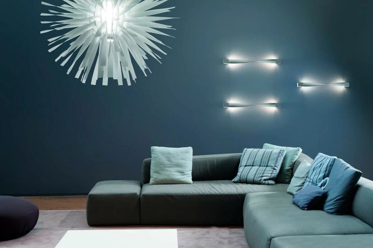 Вертикальная подсветка стен. Тв панель с led подсветкой lincoln pa82852 белый глянец. Освещение в гостиной в современном стиле. Горки в гостиную. Деревянные рейки в интерьере.