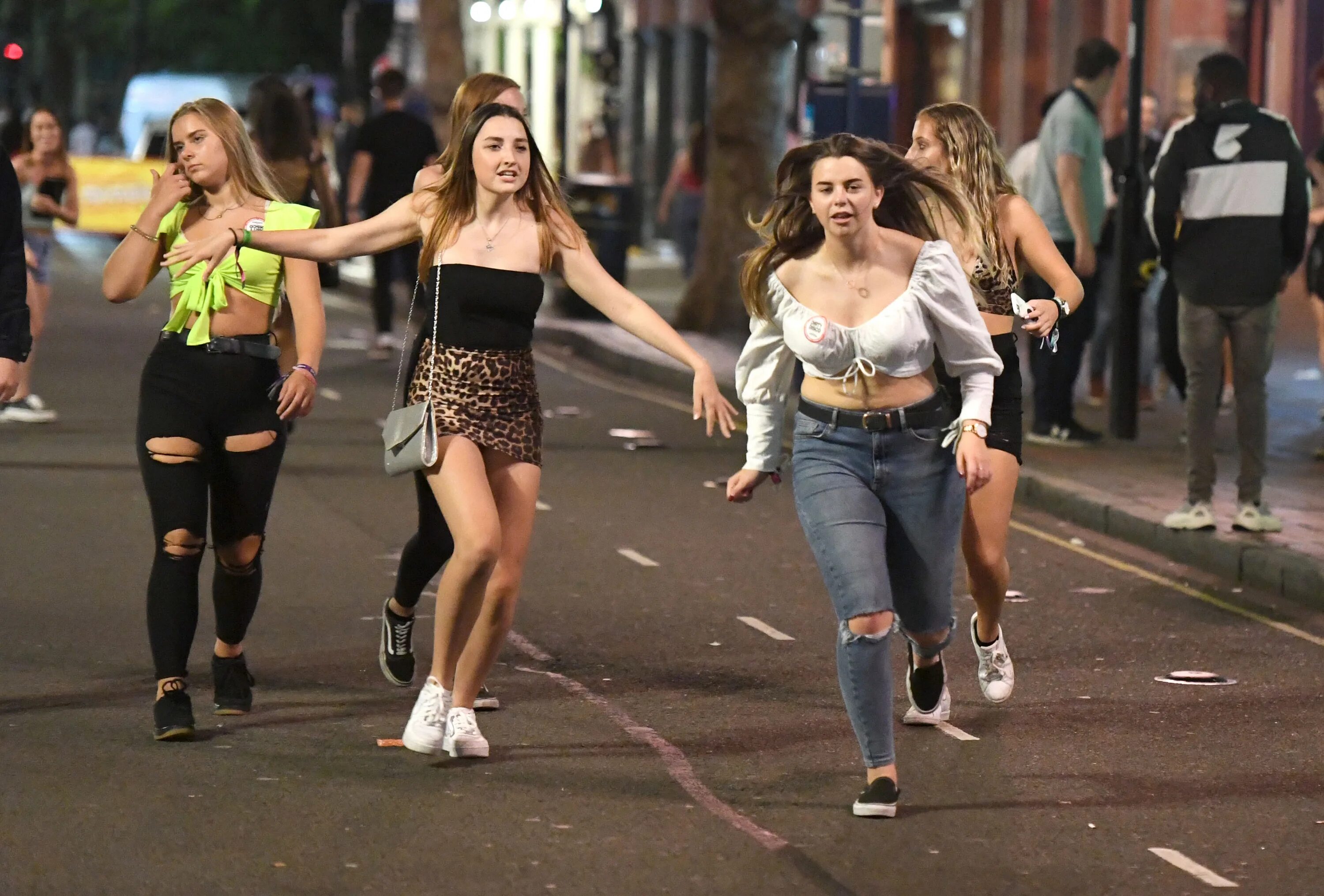 Uk girls. Англичанки на улице. Красивые англичанки на улицах. Британские девушки на улицах. Девчонки гуляют.