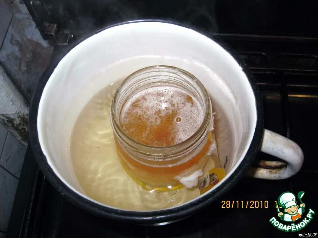 Мед на водяной бане. Водяная баня для меда в банке. Растопка меда на водяной бане. Растопленный мед засахаривается.