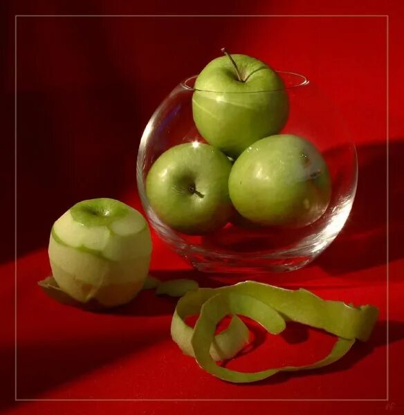 В пакете лежат красные и зеленые яблоки. Натюрморт с зелеными яблоками. Натюрморт постановка. Яблоко на драпировке. Натюрморт на зеленом фоне.