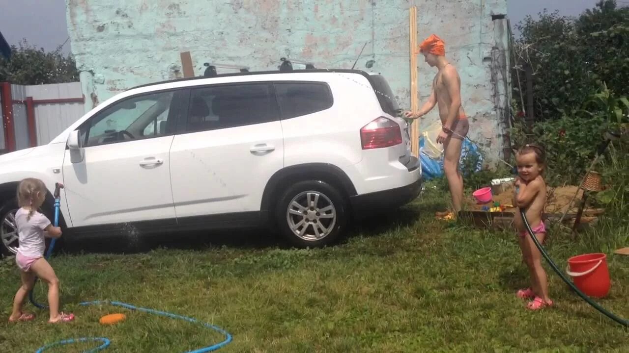 Можно мыть машину на даче. Мытье машины на даче. Автомойка для дачи. Моет машину на даче. Мойка машины щеткой на даче.