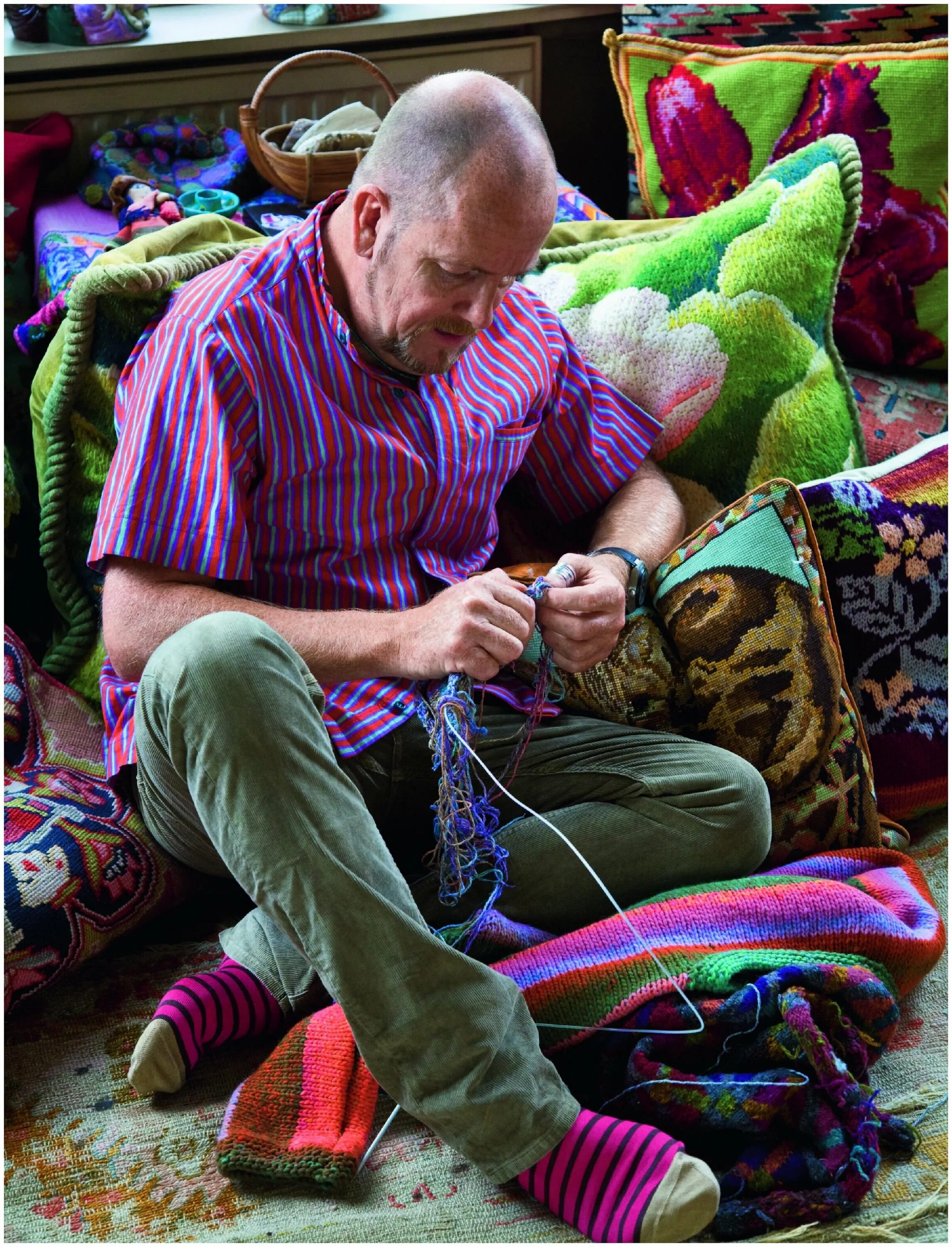 Мелкое рукоделие для мужчин. Вещи связанные на руках. Поделки из подшипников. Знаменитости и рукоделие. Мужчины за вязанием.