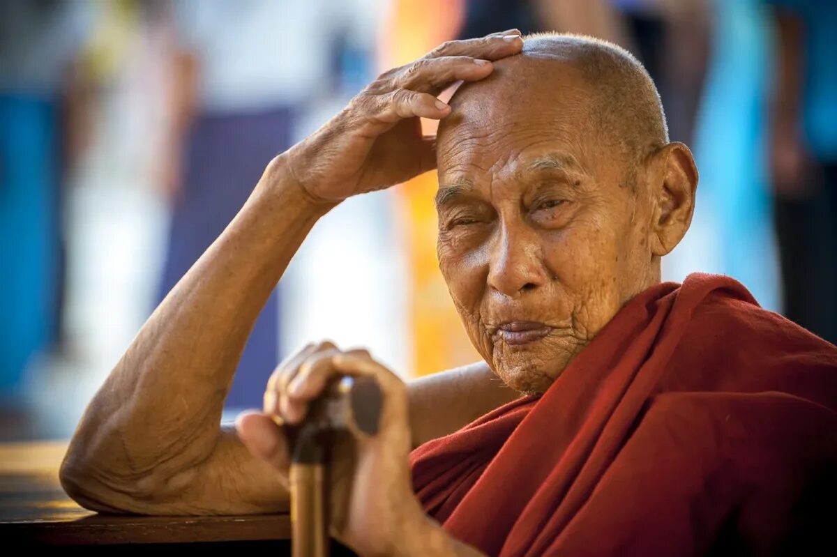 Монах долгожитель. Намастэ монах. Буддийский монах буддийские монахи. Буддийский монах старик. Тибетский монах долгожитель.
