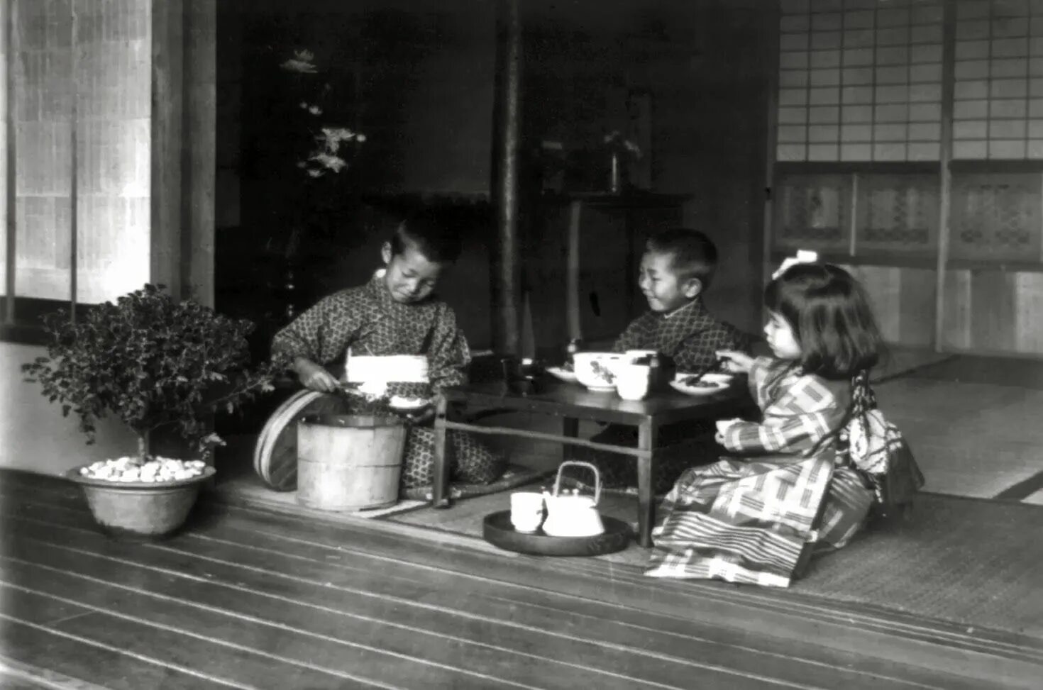 Чайная церемония в Японии 18 век. Чайная церемония Япония 19 век. Чайная церемония в Японии семья. Японское чаепитие.