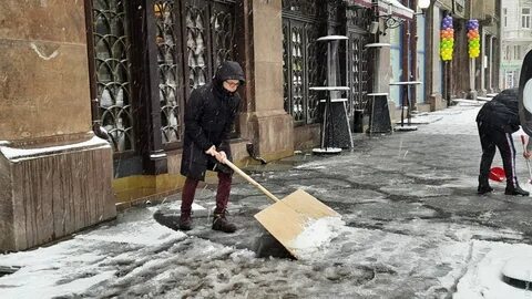 Не убирают снег в москве