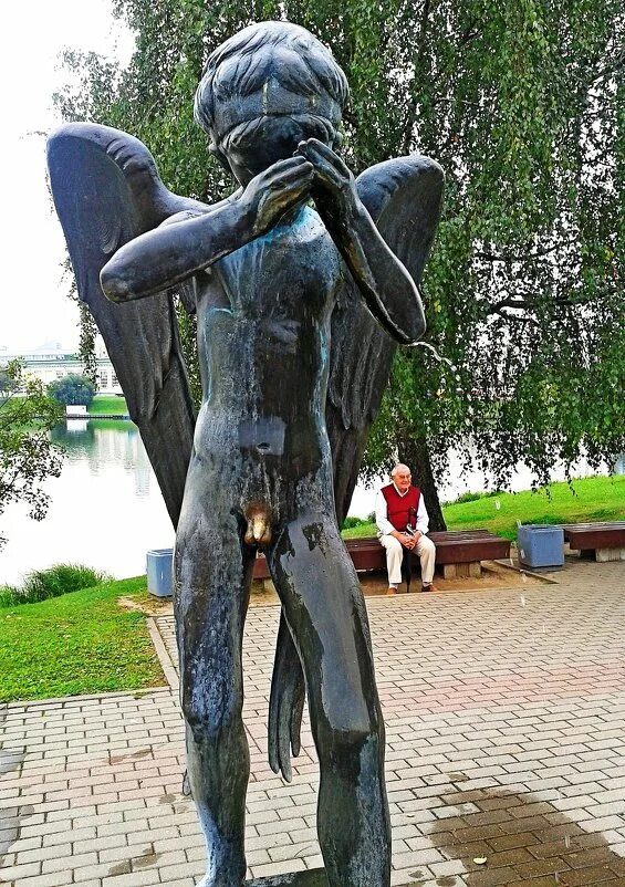 Скульптура плачущий ангел в минске. Минск плачущий ангел мемориал на острове. Минск плачущий ангел мемориал на острове слез. Скульптура плачущий ангел в минске. Плачущий ангел минск.