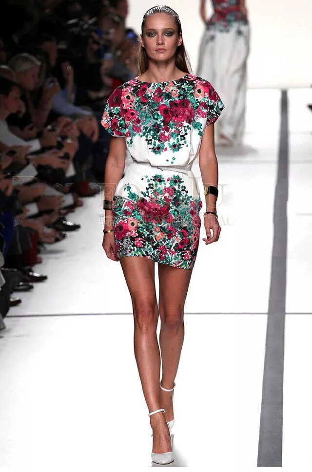 кендалл дженнер в платье. одежда 2015 кринэ. платья 2015 года. кира найтли в красном платье. лет платья 2015.