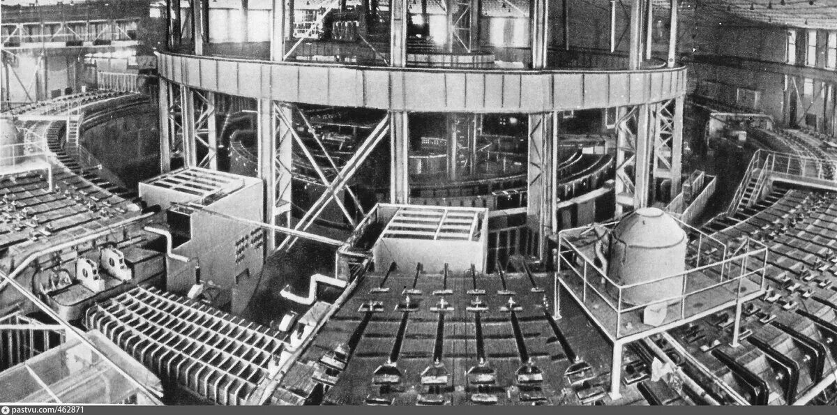 1943 г был учрежден институт атомной энергии. Институт ядерных исследований в дубне 1956. оияи синхрофазотрон дубна. синхрофазотрон 1957 в дубне. синхрофазотрон объединенный институт ядерных исследований.