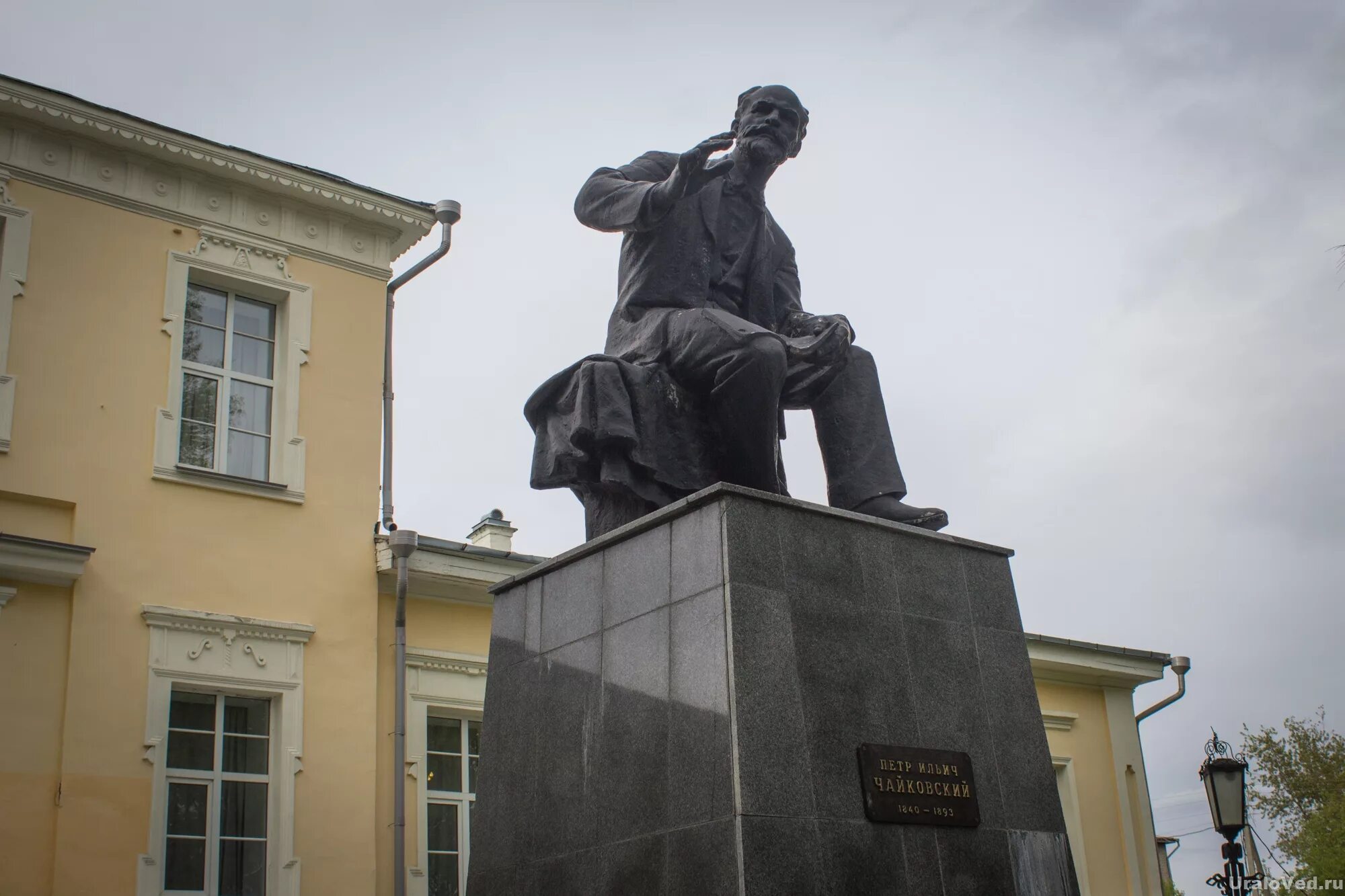 Музей чайковского в алапаевске. Дом-музей п. Чайковский в алапаевске. Памятник чайковскому в алапаевске. Чайковский в алапаевске.