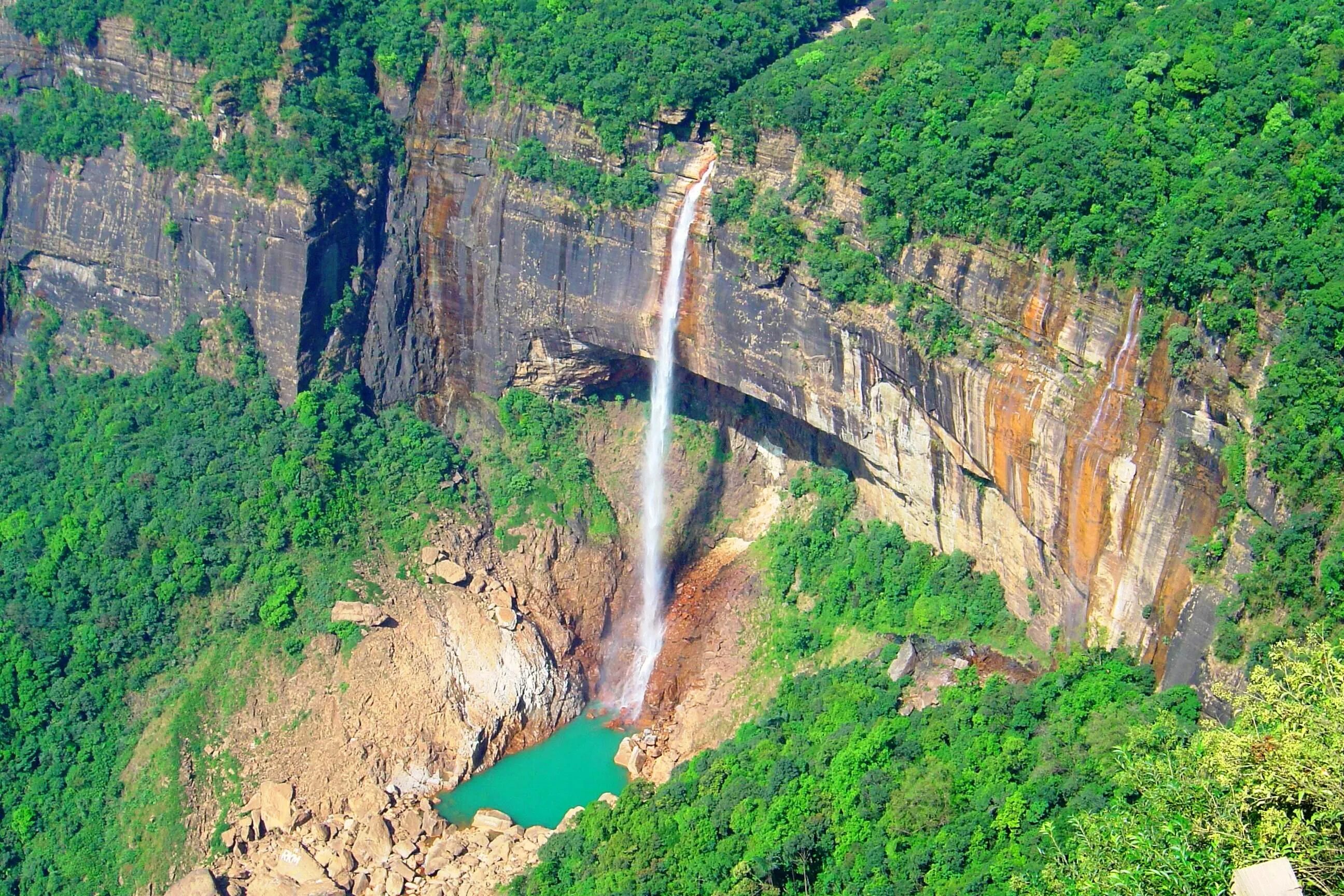 Самая влажная точка. Водопад Нохкайликай Индия. Герсоппа Индия. Водопад Герсоппа Индия. Индия плато Шиллонг.