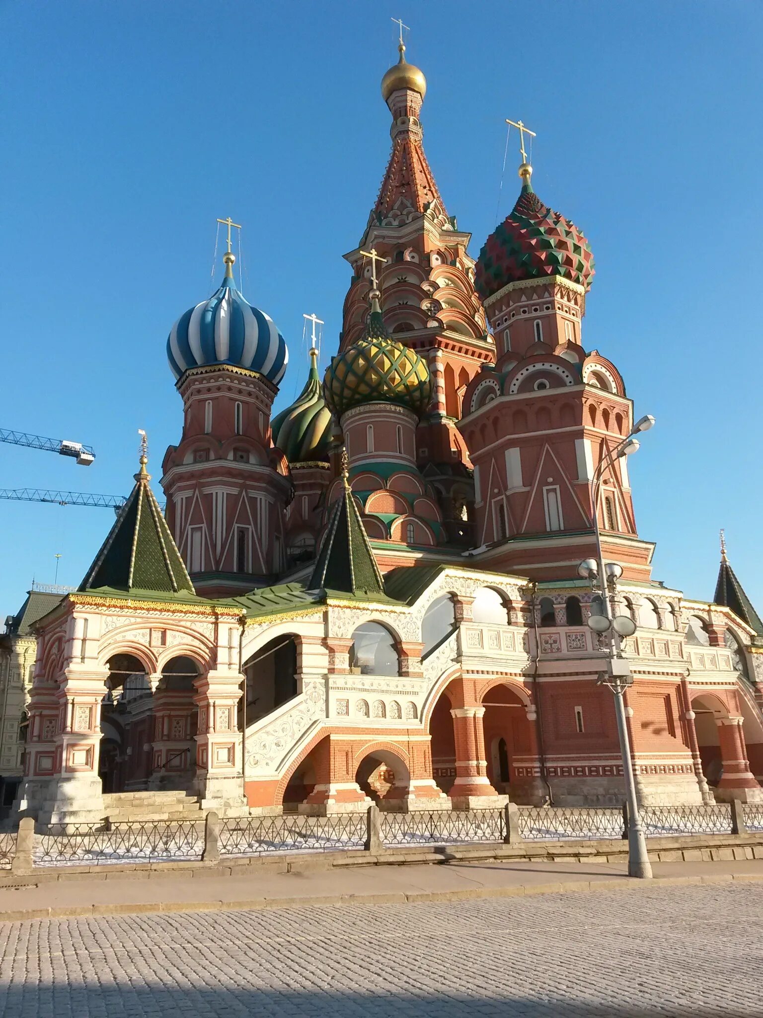 Какие есть известные здания. Здания Кремля храм Василия. St. Basil's Cathedral Moscow Russia. Знаминитые здание в Росси.