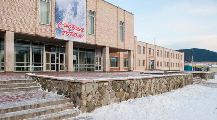 Дк байкал город северобайкальск. Дк железнодорожник северобайкальск зимний сад. Северобайкальск. Дк северобайкальск. Фото дк "байкал" г северобайкальск.