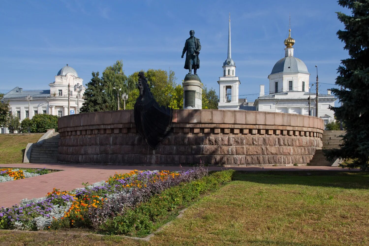 Чем известна тверь. Памятник Афанасию Никитину в Твери. Памятник Афанасию Никитину достопримечательности Твери.