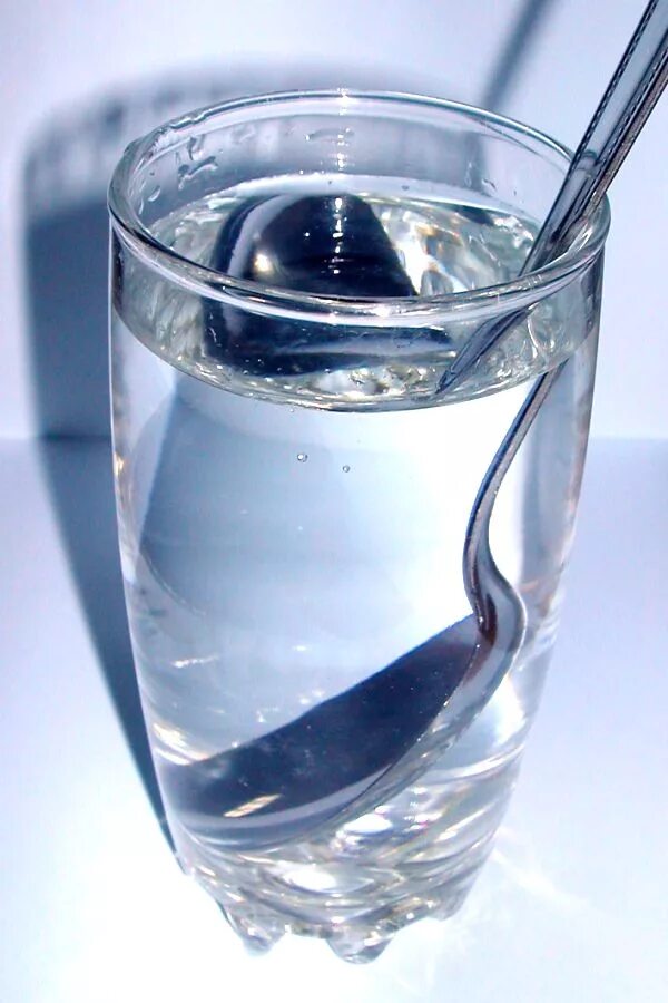 Стакан воды 5 букв. Стакан воды. Преломление воды. Ложка в стакане с водой. Предмет в стакане с водой.